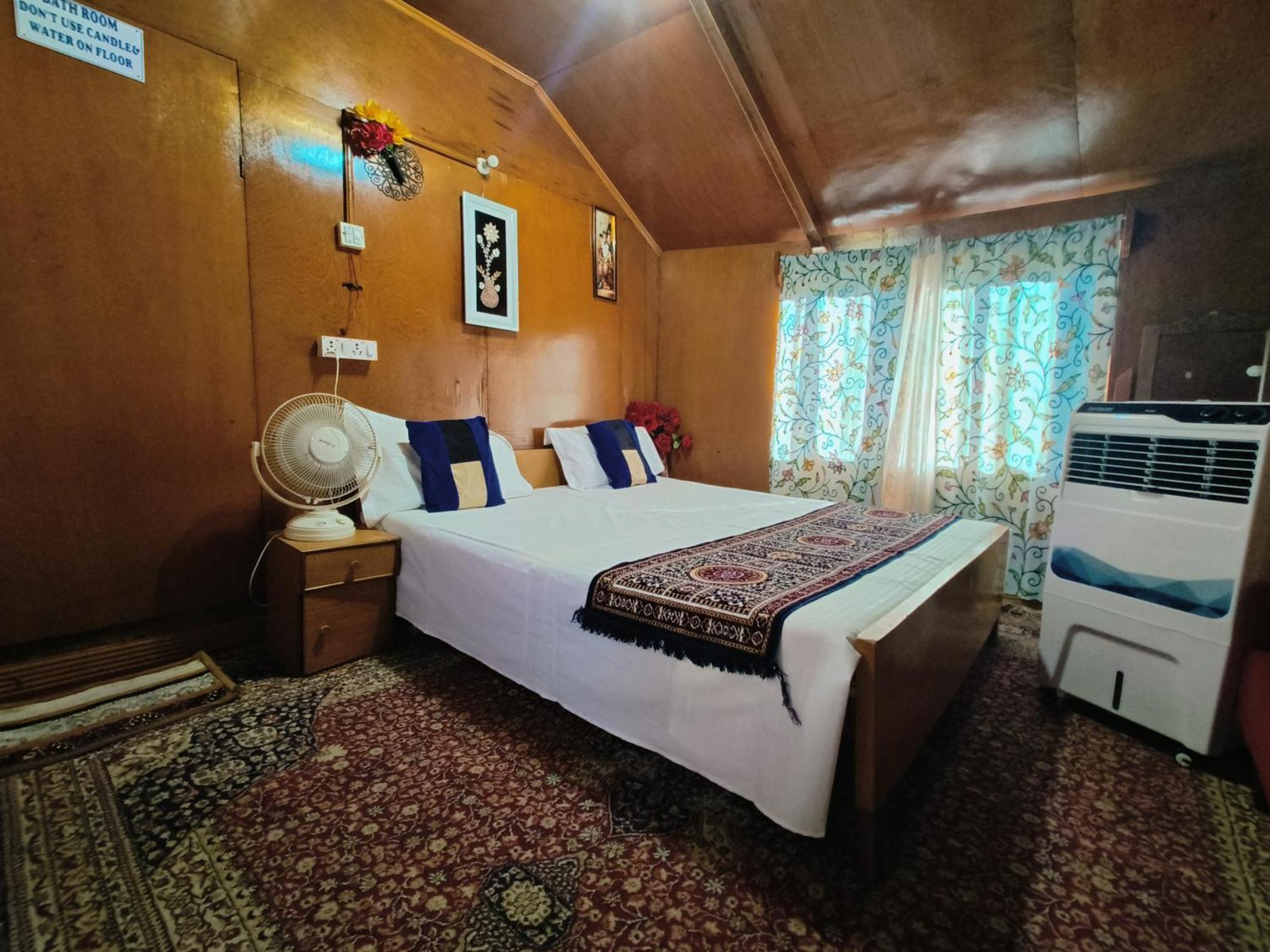 Hotel Houseboat New Suzan Srīnagar Exteriér fotografie